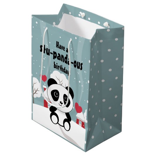 Niedliches Baby Panda im Winterschnee grau Mittlere Geschenktüte (Vorderseite Schrägansicht)