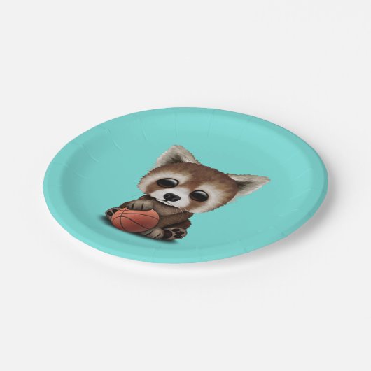 Niedliches Baby-roter Panda, der mit Basketball Pappteller (Schrägansicht)