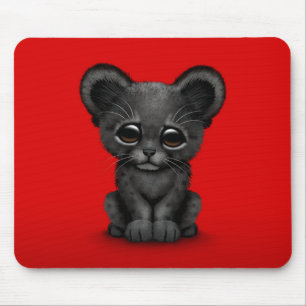 Niedliches Baby-schwarzer Panther CUB auf Rot Mousepad