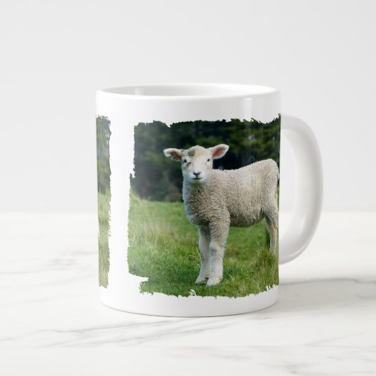 Niedliches Baby Sheep Muddy Face in Meadow Jumbo-Tasse (Vorderseite Rechts)