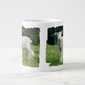 Niedliches Baby Sheep Muddy Face in Meadow Jumbo-Tasse (Vorderseite)