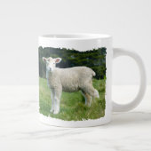 Niedliches Baby Sheep Muddy Face in Meadow Jumbo-Tasse (Rechts)
