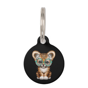 Niedliches Baby Tiger Cub mit Brille auf schwarz Tiermarke