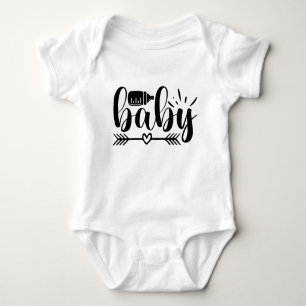 Niedliches Baby Typografisches Herz-Arrow-Flaschen Baby Strampler