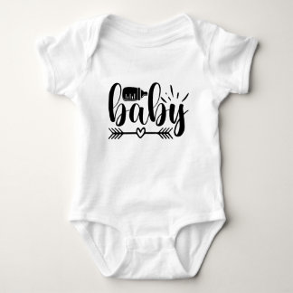 Niedliches Baby Typografisches Herz-Arrow-Flaschen Baby Strampler