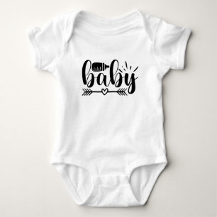 Niedliches Baby Typografisches Herz-Arrow-Flaschen Strampler