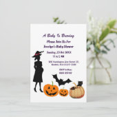 Niedliches Baby wird Hexenkürbisdusche gebrauchen Einladung (Stehend Vorderseite)