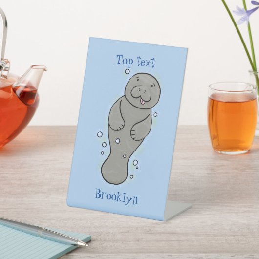 Niedliches Babymantel mit Bläschendarstellung Sockelschild (In SItu)