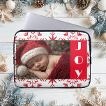 Niedliches Baby's First Christmas Foto Laptopschutzhülle<br><div class="desc">Die Einführung unseres bezaubernden Baby's First Christmas Bundle of Joy Birth Announcement Foto Laptop Sleeve! Mit zauberhaften Schneeflocken,  rot-weiß und klassischen Weihnachtsfarben wird Ihr Kleiner in seiner wertvollen Weihnachtsmannmütze das Rampenlicht stehlen. Verbringen Sie einen Feiertagsjubiläum mit dem süßesten Weihnachtsschläfchen aller Zeiten! Perfect New Parent oder Großeltern Geschenk!</div>