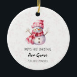Niedliches Baby's First Christmas Winter Snowman Keramik Ornament<br><div class="desc">Niedliches Baby's First Christmas Winter Snowman Keramik Ornament Feiern Sie Ihre kleine erste Urlaubssaison mit unserem Niedlichen Baby's First Christmas Winter Snowman Keramik Ornament. Dieses bezaubernde Schmuckstück besticht durch ein charmantes Schneemanagement, das sich perfekt zum Gedenken an einen besonderen Meilenstein eignet. Aus hochwertiger Keramik gefertigt, enthält es eine festliche Abbildung...</div>
