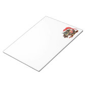 Niedliches Babyschale in Weihnachtshut und Geschen Notizblock (angewinkelt)