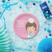 Niedliches Bäcker-Kochs-Mädchen, das Pappteller (Party)