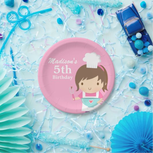 Niedliches Bäcker-Kochs-Mädchen, das Pappteller (Party)