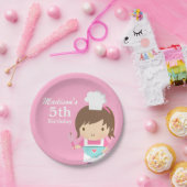 Niedliches Bäcker-Kochs-Mädchen, das Pappteller (Party)