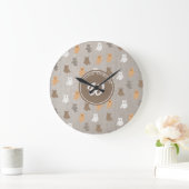 Niedliches Bärenmuster Anfangsmonogramm Große Wanduhr (Zuhause)