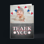Niedliches Baseball Chalkboard Kids Foto Geburtsta Karte<br><div class="desc">Niedliche Baseball Chalkboard Kinder Foto Geburtstag Dankeschön Karte. Die Karte hat ein Baseball-Thema - zwei Baseballs und rot, blau und weiß bunting Fahnen. Der Hintergrund ist eine trendige Tafel. Personalisieren Sie die Karte mit dem Foto und dem Namen des Kindes. Sie können die Nachricht auch innerhalb des Fensters ändern oder...</div>