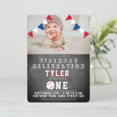 Niedliches Baseball Chalkboard Kinder Foto 1. Gebu Einladung (Stehend Vorderseite)