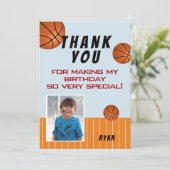 Niedliches Basketball Kindergeburtstag Foto Dankeskarte (Stehend Vorderseite)