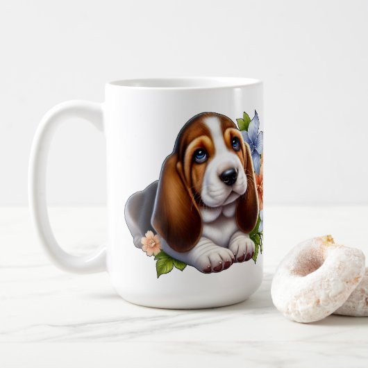 Niedliches Basset Hound Welpe Sitzen mit Blume Kaffeetasse (Mit Donut)
