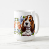 Niedliches Basset Hound Welpe Sitzen mit Blume Kaffeetasse (VorderseiteRechts)