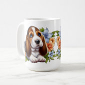 Niedliches Basset Hound Welpe Sitzen mit Blume Kaffeetasse (Vorderseite Links)