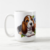 Niedliches Basset Hound Welpe Sitzen mit Blume Kaffeetasse (Links)
