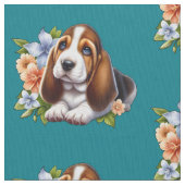 Niedliches Basset Hound Welpe Sitzen mit Blume Stoff (Nahaufnahme)