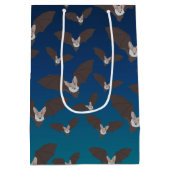 Niedliches Battmuster Mittlere Geschenktüte (Rückseite)