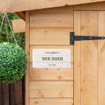 Niedliches Bauernhaus, in dem sie Wein mitbringen  Holzkisten Schild<br><div class="desc">Perfekt für die sie fanatisch vergossen!! Dieses hübsche Holzschild hat ein niedliches Fliesendesign,  das ihm ein modernes Bauernhaus-Ambiente verleiht. Dieses Zeichen kann mithilfe der Anpassungsfunktion mit einem Namen personalisiert werden.</div>