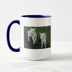 Niedliches Bauernhof-Ranch-Baby paart Schaf-Lamm Tasse