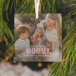 Niedliches benutzerdefiniertes Foto MOMMY-Geschenk Ornament Aus Glas<br><div class="desc">Moderne Weihnachtsdekoration nach Maß mit dem Text "Es gibt niemanden, der ganz wie MOMMY ist", mit einer Kombination aus Schrift und Sans Typografie und einem niedlichen kleinen Herz. Personalisieren Sie die Namen, von denen es stammt. Dieses Ornament würde für (Großvater, Mutter, Vater, Schwester etc.) arbeiten. Ein wertvolles Geschenk für alle...</div>