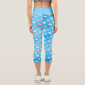 Niedliches Blaues Himmelswolkenmuster Capri Leggings (Rückseite)