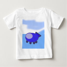 Niedliches blaues Raumschiff auf den blauen Wolken Baby T-shirt