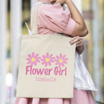 Niedliches Blumenmädchen Rosa Daisy Brautgeschenk Tragetasche<br><div class="desc">Niedliche Blume Mädchen Tote Tasche Geschenk für die besonderen kleinen Mädchen in Ihrem Hochzeitsfest Brautparty. Hübsche,  rosafarbene Blume mit dem Kindernamen unter einem wunderschönen personalisierten Kindergeschenk.</div>