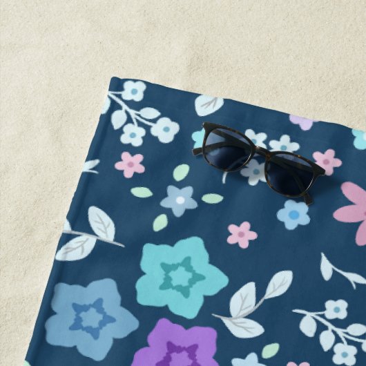 Niedliches Blumenmuster auf blauem Hintergrund Strandtuch (Beispiel)