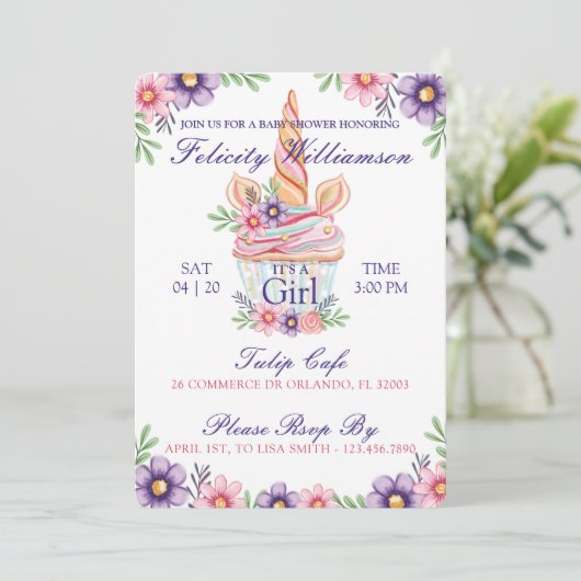 Niedliches Blumenschlauch Cupcake Kinderdusche Ein Einladung (Stehend Vorderseite)