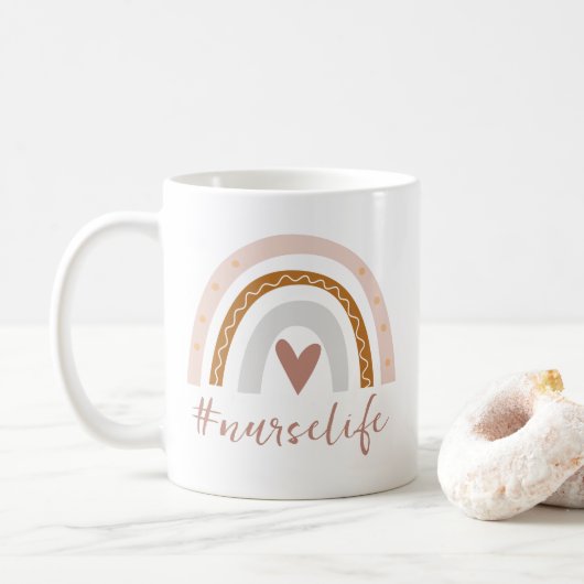 Niedliches blütengraues Herzrasen Kaffeetasse (Mit Donut)