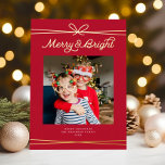 Niedliches Bow Merry & Bright Foto Red   Gold Folien Feiertagskarte<br><div class="desc">Diese moderne Urlaubsfotokarte verfügt über ein quadratisches Foto, festlich roten Hintergrund und einen Saitenbogen mit dem Gruß "Merry & Bright" in Goldfolie. Dieses Design bietet ein quadratisches Single-Foto (Sie können auf der Rückseite mehr Fotos hinzufügen). Auf der Rückseite befindet sich der gleiche rote Hintergrund, zu dem Sie ein anderes Foto...</div>