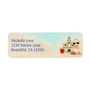 Niedliches Boy Beach Baby und Sandcastle-Adresse