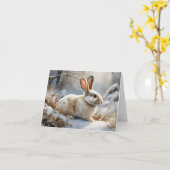 Niedliches braunes und weißes Kaninchen im Schneeb Karte (Gelbe Blume)