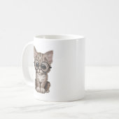 Niedliches Browntabby-Kätzchen mit Augen-Gläsern Kaffeetasse (Vorderseite Links)