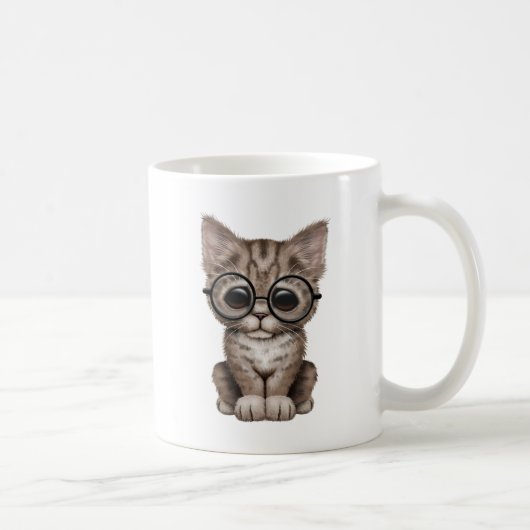 Niedliches Browntabby-Kätzchen mit Augen-Gläsern Kaffeetasse (Rechts)