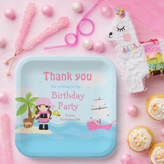 Niedliches Brünettes Piratenmädchen in Pink Geburt Pappteller (Party)