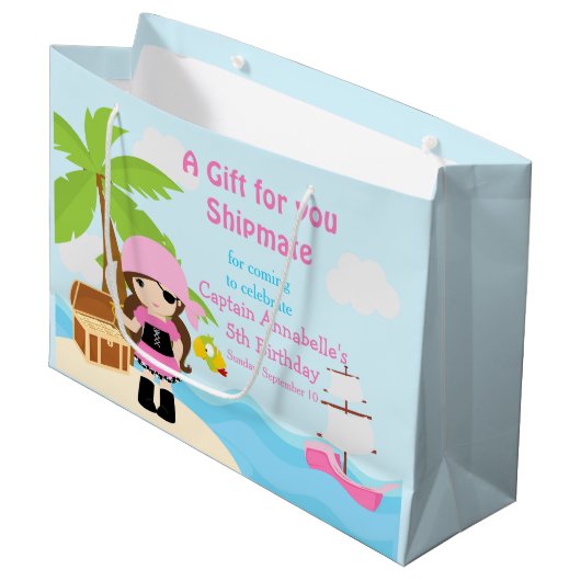 Niedliches Brünettes Piratenmädchen in Rosa Vielen Große Geschenktüte (Vorderseite Schrägansicht)