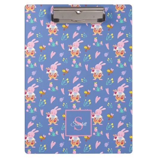 Niedliches Bunny & Bee Garden Muster Blue Monogram Klemmbrett (Vorderseite)