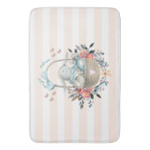 Niedliches Bunny in einem Korb mit Eiern und Hübsc Badematte (Vorderseite Vertikal)