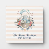 Niedliches Bunny in einem Korb mit Eiern und Hübsc Fotoplatte (Vorderseite)