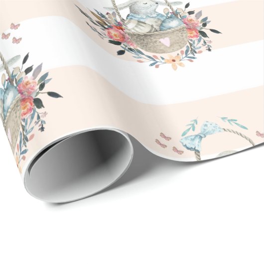 Niedliches Bunny in einem Korb mit Eiern und Hübsc Geschenkpapier (Rolleneckpunkt)