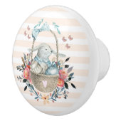 Niedliches Bunny in einem Korb mit Eiern und Hübsc Keramikknauf (Rechts)