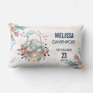 Niedliches Bunny in einem Korb mit Eiern und Hübsc Lendenkissen